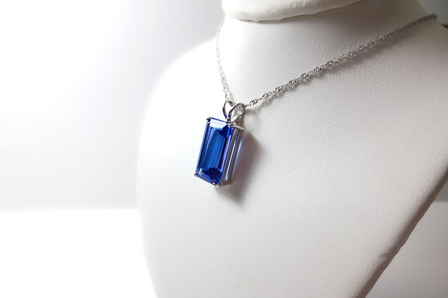 L’exceptionnel éclat de la tanzanite, cette pierre bleue violette singulière