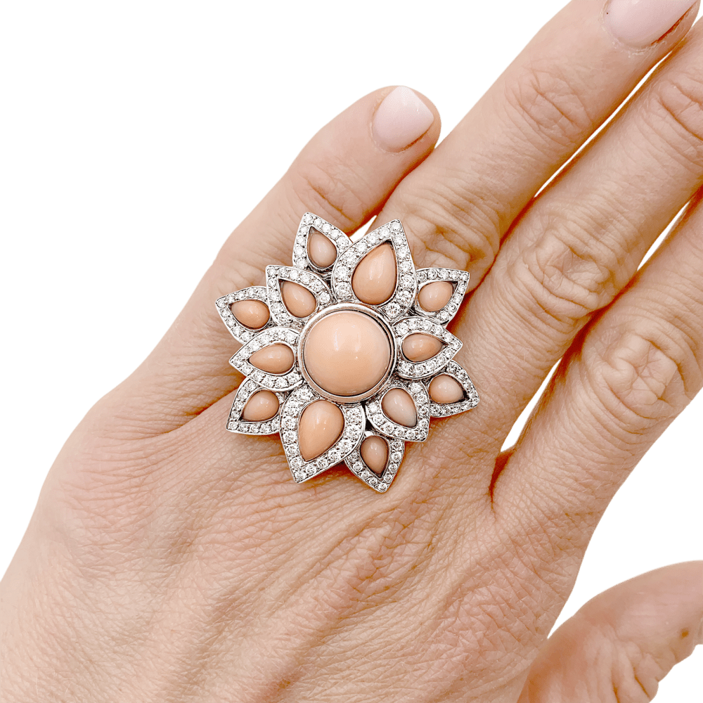 Bague fleur, or blanc, diamants et corail peau d'ange. 5