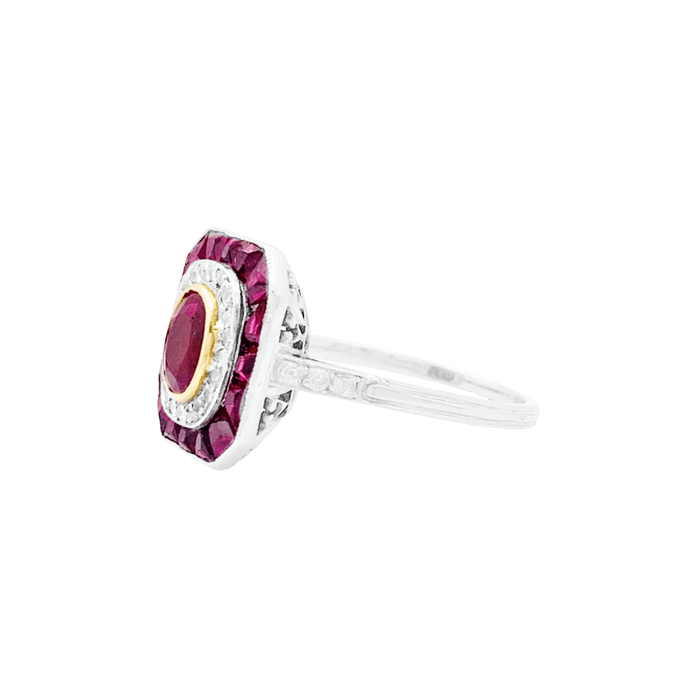 Bague platine, or sertie de rubis et diamants. 3