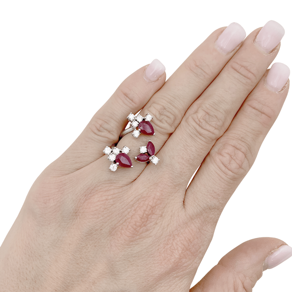 Bague ouverte, or blanc, rubis et diamants. 7