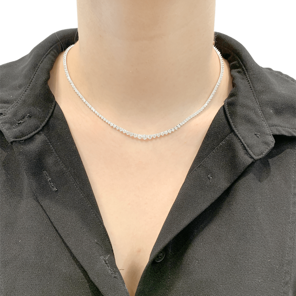 Collier rivière en or blanc et diamants. 9