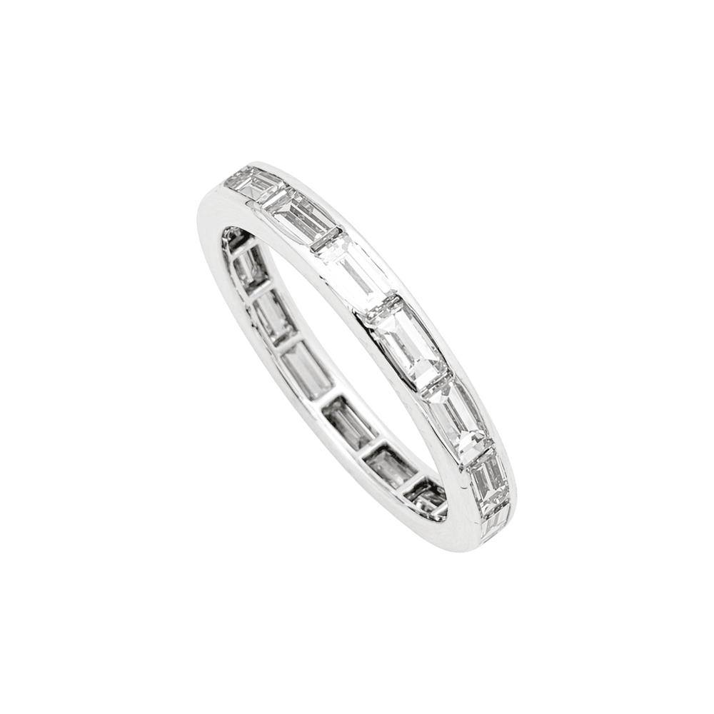 Bague Van Cleef & Arpels, alliance "Romance", platine et diamants baguettes. 4