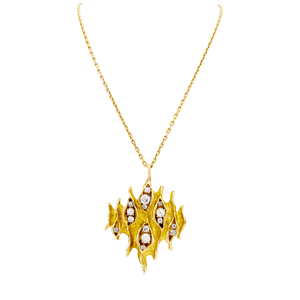 Pendentif losangique, or jaune texturé et diamants. 1
