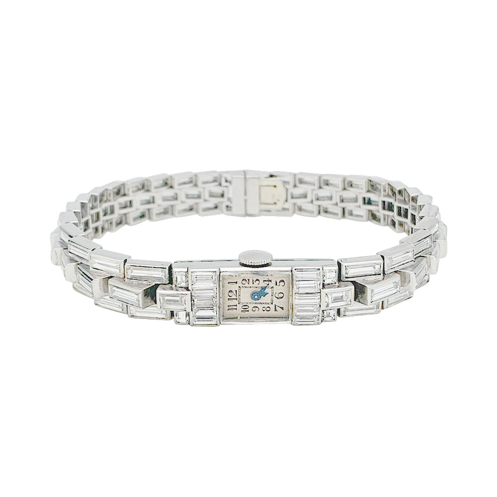 Une montre Art Déco en platine 950/000 entièrement sertie de diamants taille baguette (environ 6,6 carats), 3 lignes. N° 16007. Mécanique. Poids brut: 37,4 grammes 5