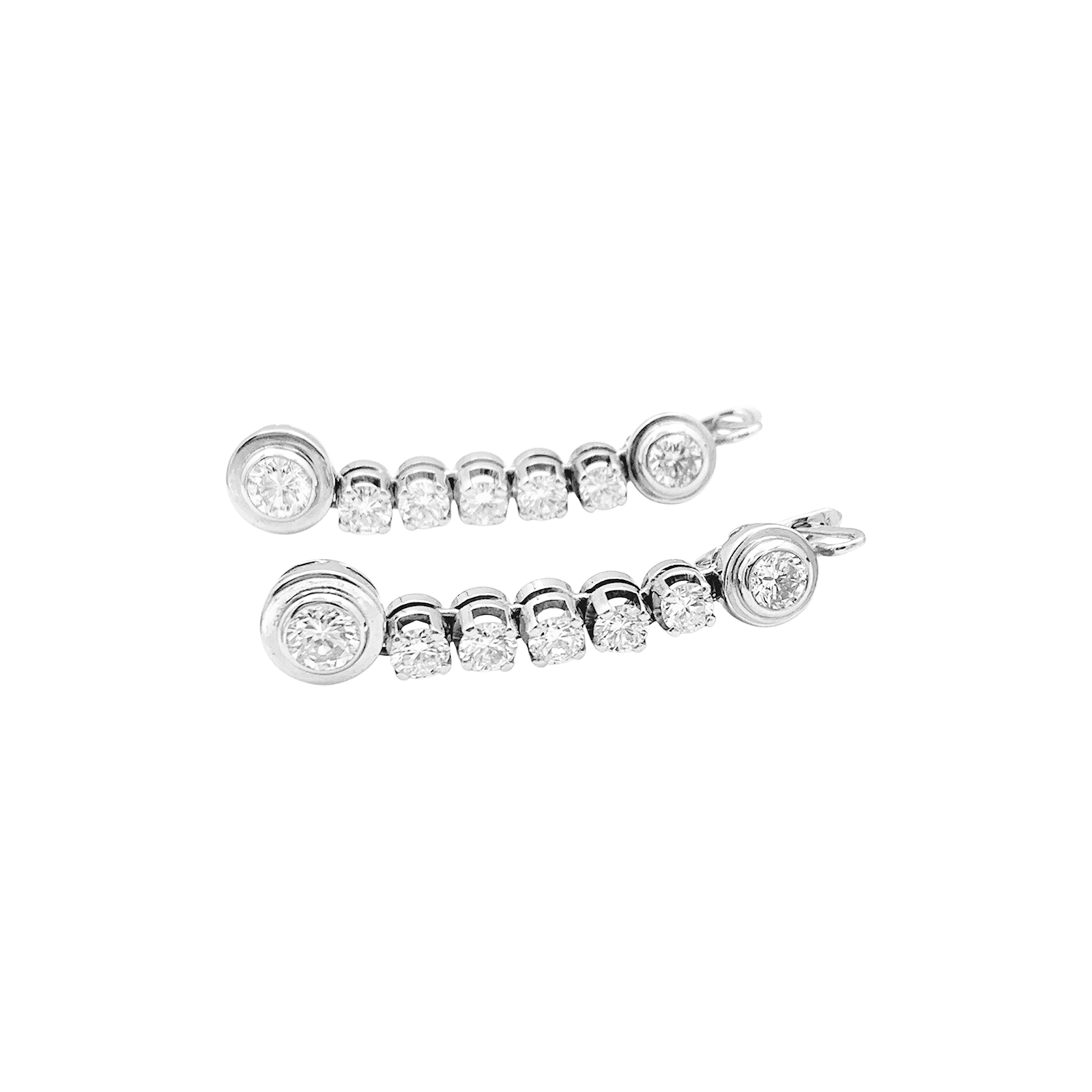 Paire de boucles d'oreilles pendantes, or blanc et diamants. 4