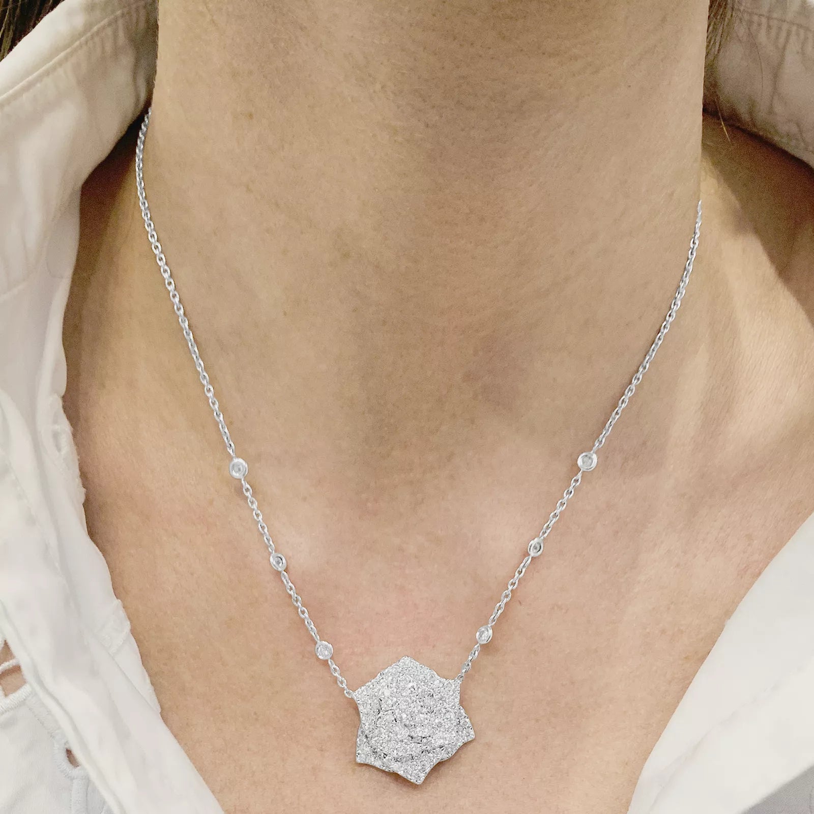 Collier Piaget "Rose" or blanc, diamants. 5