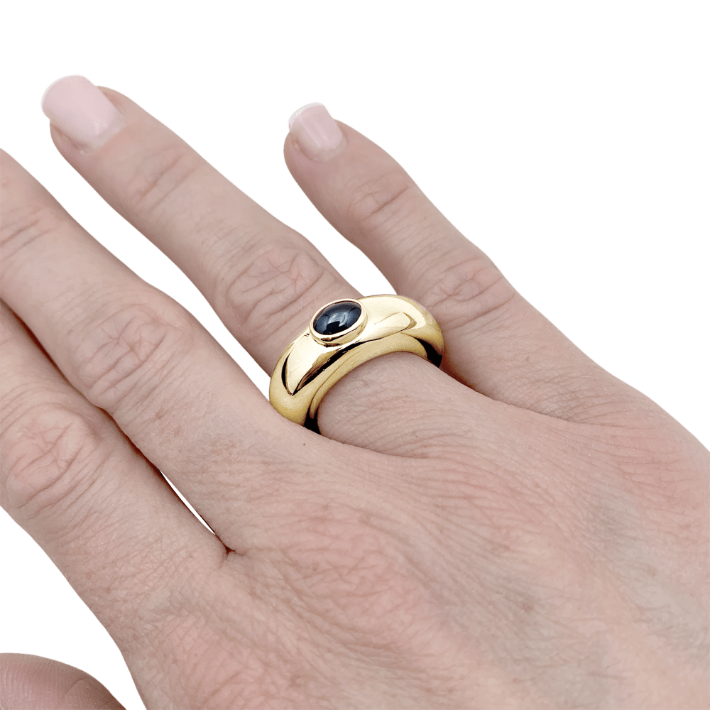 Bague Chaumet, "Anneau" en or jaune et saphir. 7