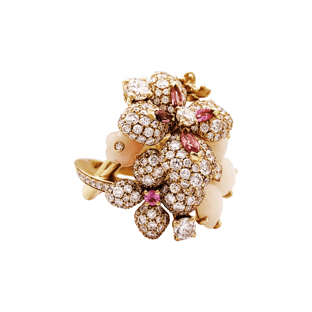 Bague Chaumet, « Hortensia Aube rosée », or rose, diamants, saphir rose et opales roses. 3