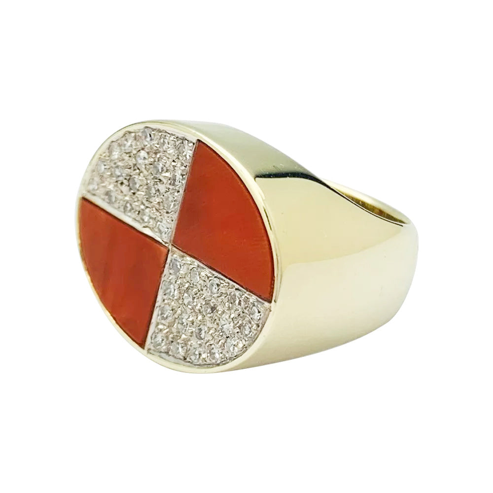 Chevalière vintage deux ors, corail et diamants. 2