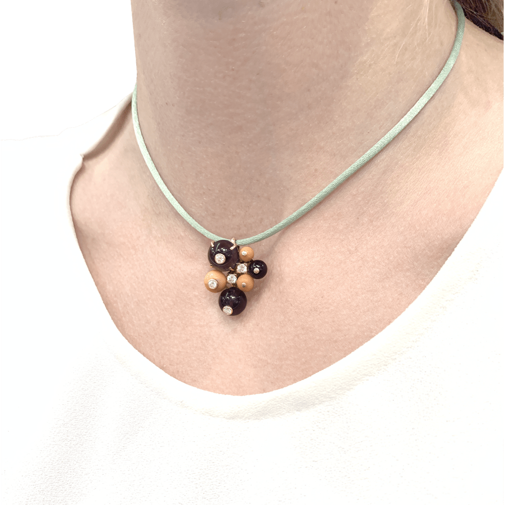 Pendentif Cartier "Délices de Goa" en or jaune, améthystes, corail et diamants. 6