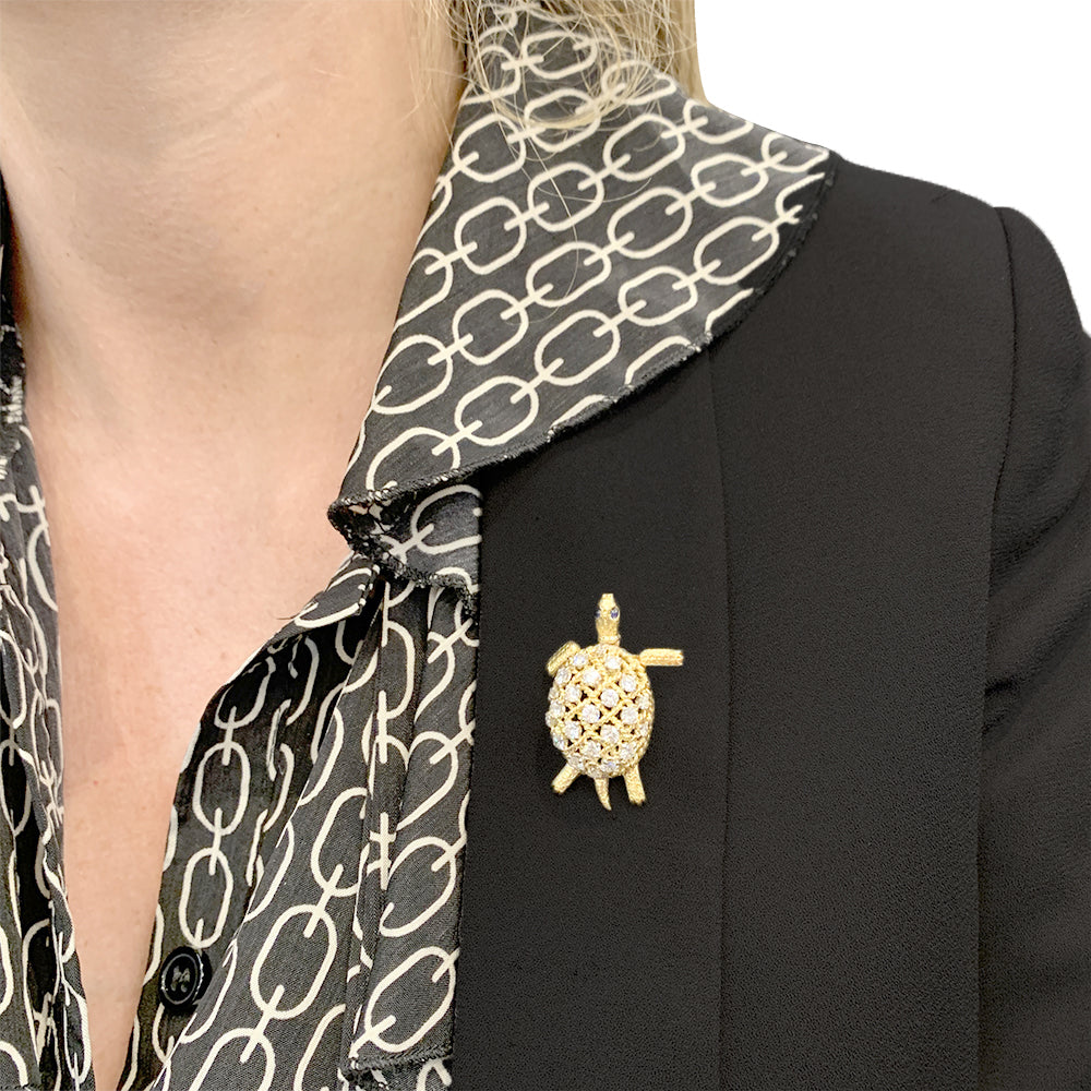 Broche Cartier vintage, "Tortue", or jaune et diamants. 5