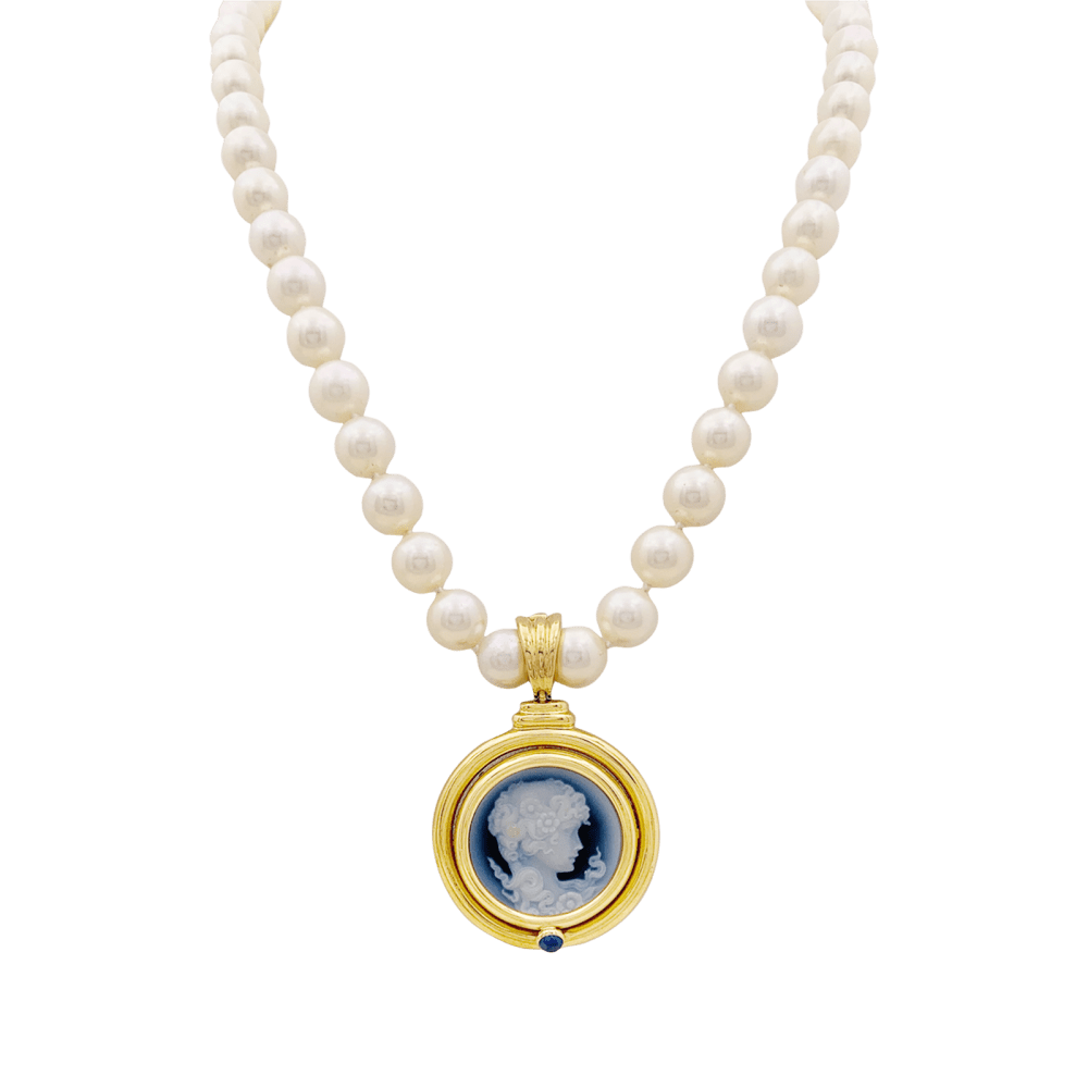 Collier or jaune, perles de culture, camée onyx. 1