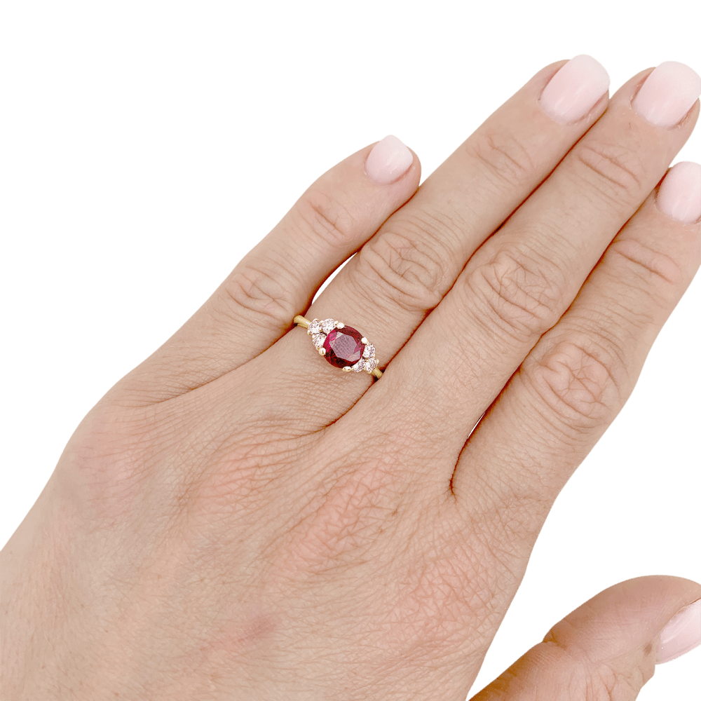 Bague or jaune, rubis et diamants. 5