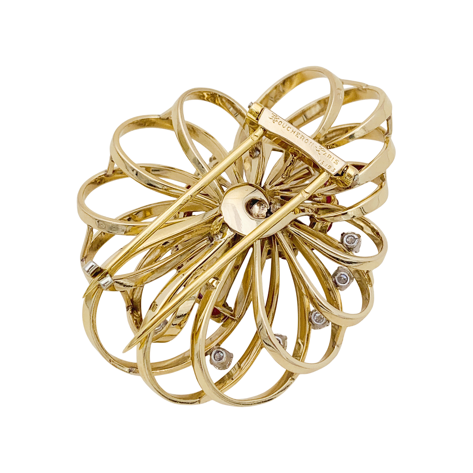 Broche BOUCHERON, or jaune, platine, rubis et diamants. 5
