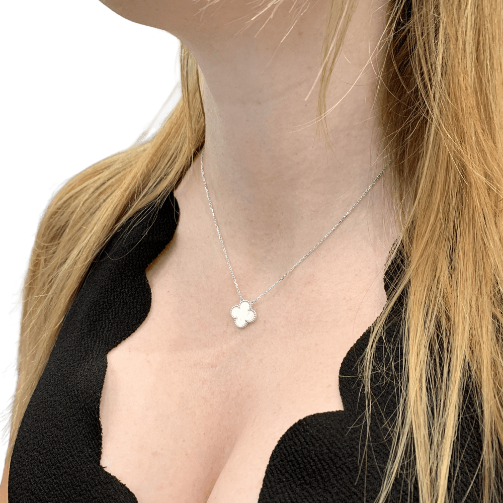 Collier Van Cleef & Arpels, "Vintage Alhambra" or blanc et nacre. 8