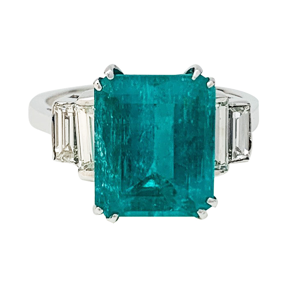 Bague or blanc, émeraude 5.90 cts, diamants. 2