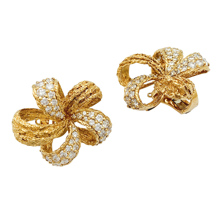 Grosses boucles d’oreilles fleurs M.Gérard en or jaune et diamants 5