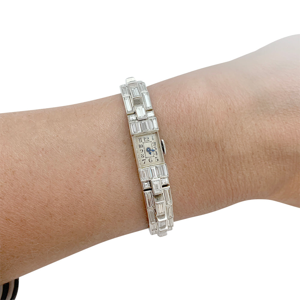 Une montre Art Déco en platine 950/000 entièrement sertie de diamants taille baguette (environ 6,6 carats), 3 lignes. N° 16007. Mécanique. Poids brut: 37,4 grammes 9