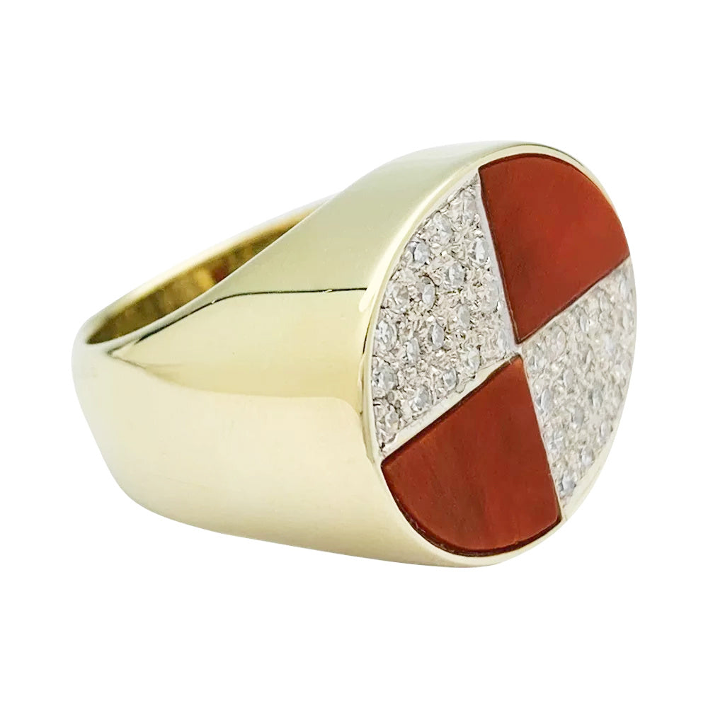 Chevalière vintage deux ors, corail et diamants. 1