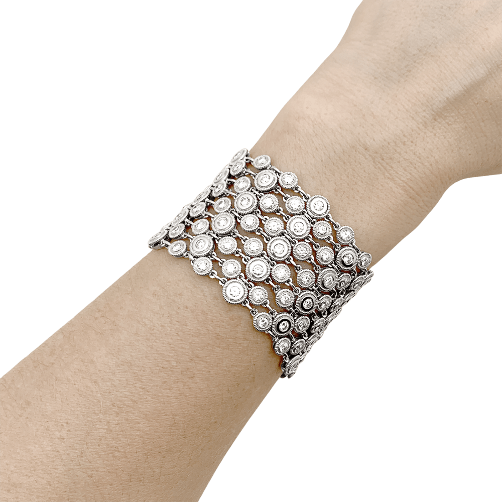 Bracelet souple, or blanc et diamants. 6