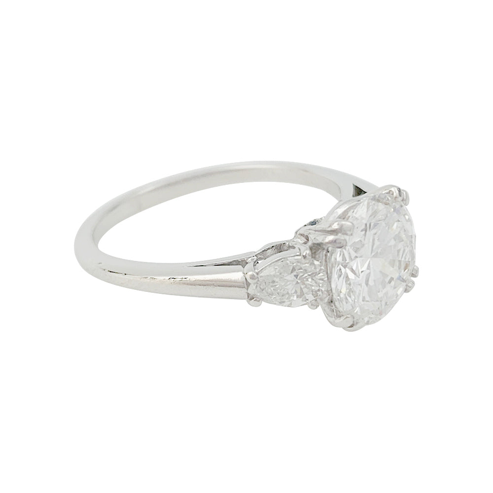 Une bague solitaire en platine 950/000 centrée d’un diamant taille brillant de 2 carats, couleur E, pureté VVS2 épaulé de diamants poires. LFG N°392391 E VVS2. (2022). Poids : 4,3 grammes 5