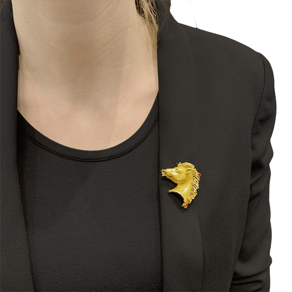 Broche "protomée de cheval", or jaune, diamants, rubis, saphir et émeraude. 7