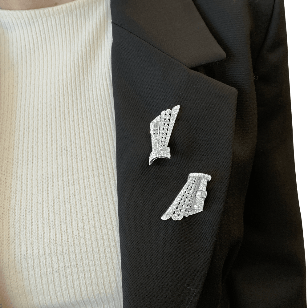 Broche double-clip, "Noeud", or blanc, platine et diamants. 8