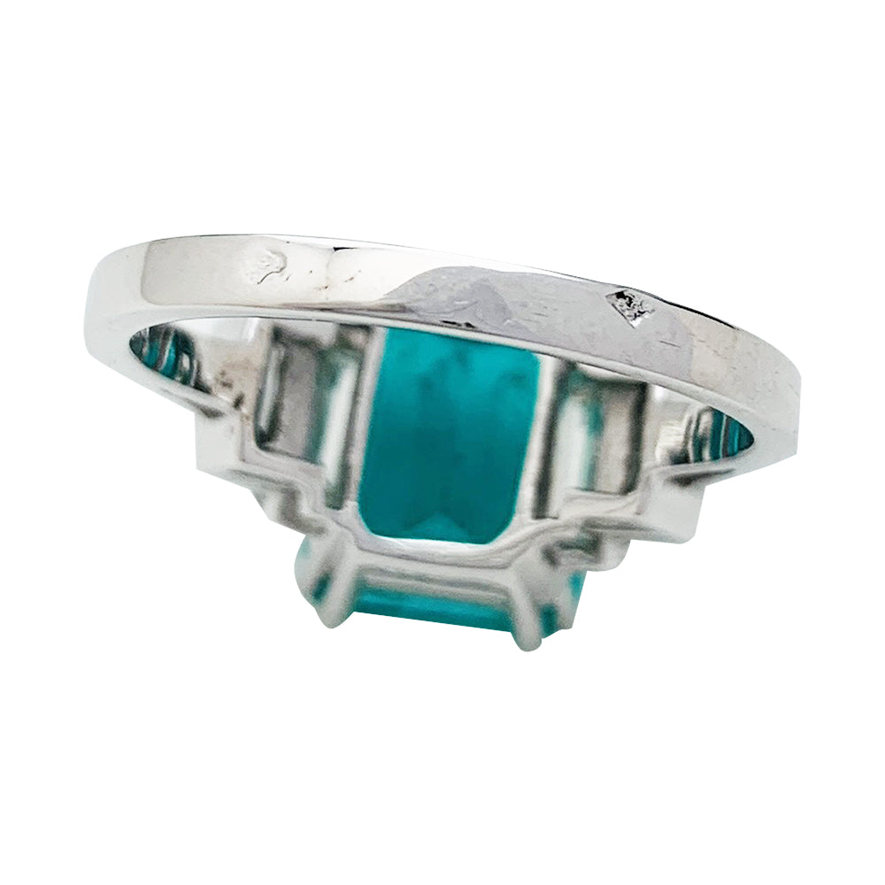 Bague or blanc, émeraude 5.90 cts, diamants. 7