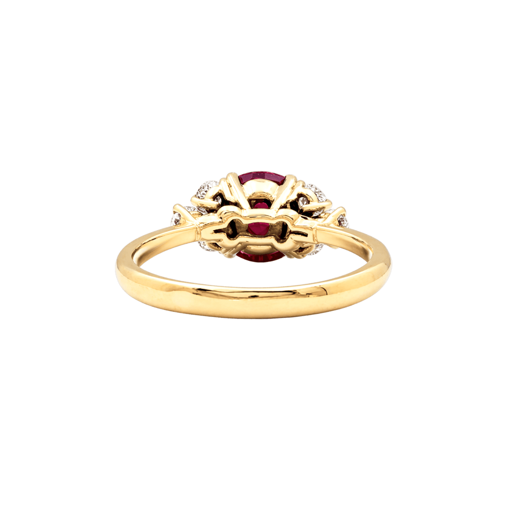 Bague or jaune, rubis et diamants. 4