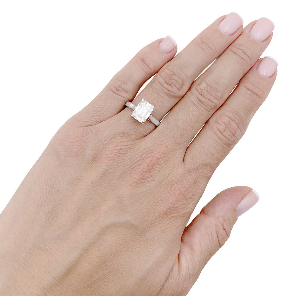 Bague taille émeraude, or blanc. 6