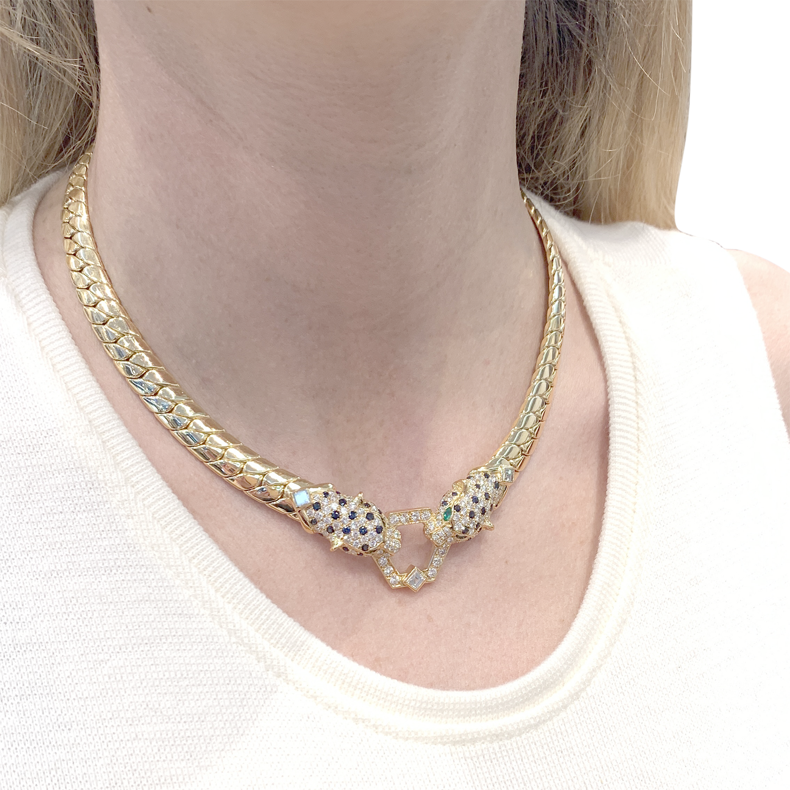 Collier O.J. PERRIN, or jaune, diamants, saphirs et émeraudes. 6