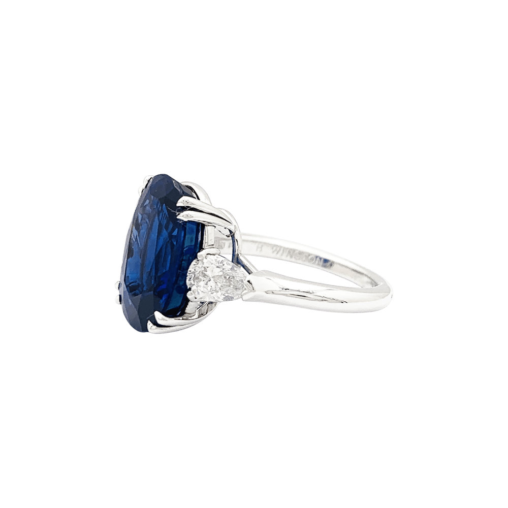 Bague Harry Winston, en platine sertie d'un saphir et diamants. 3