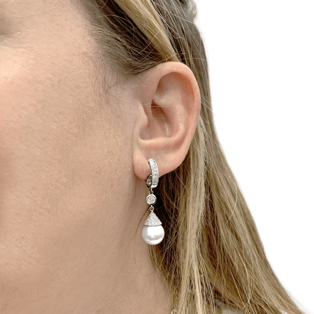 Boucles d'oreilles pendantes or blanc, diamants et perles. 5