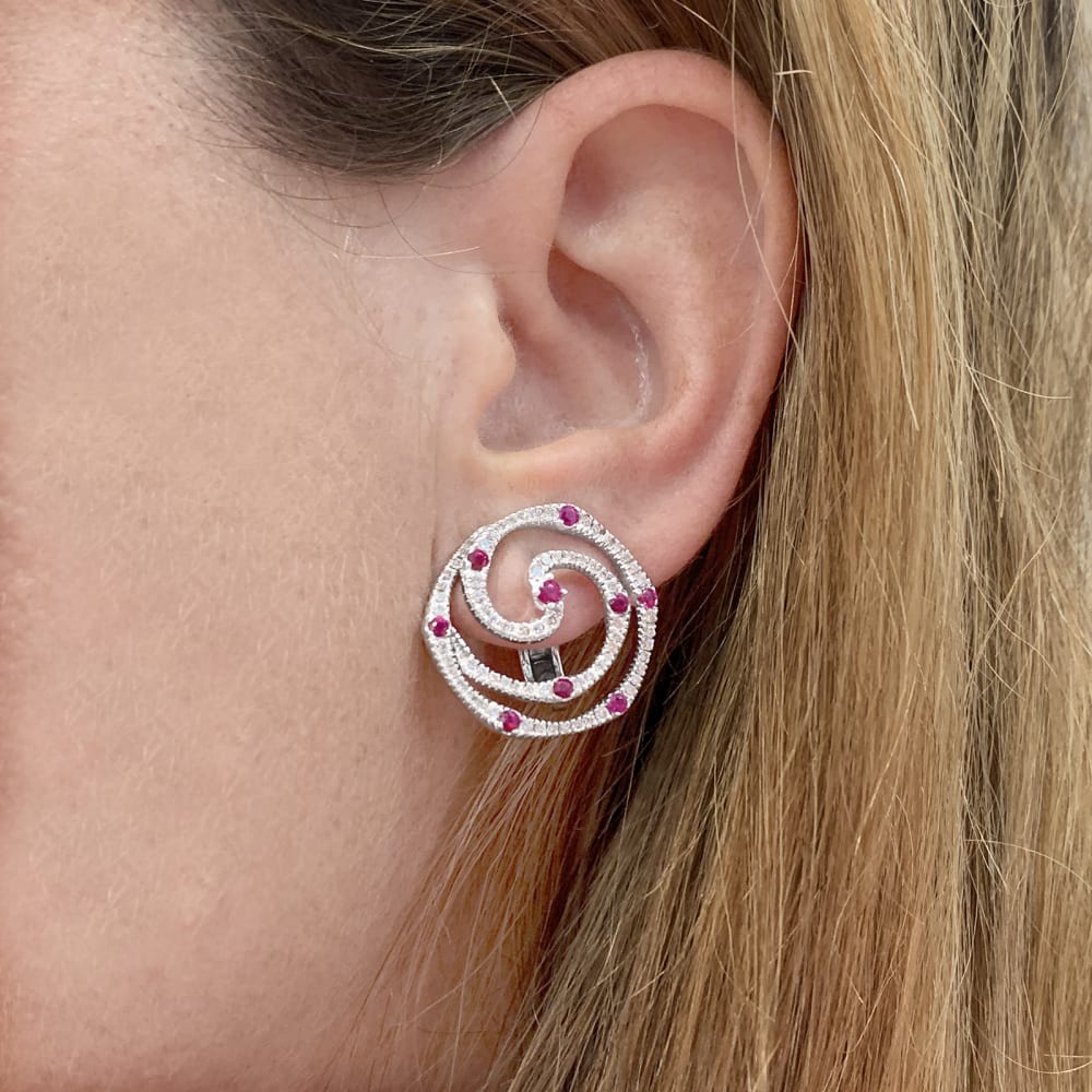 Boucles d'oreilles Giovanni Ferraris, or blanc, diamants et rubis. 5
