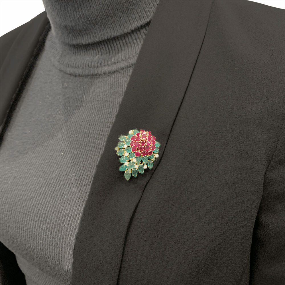 Clip Floral, or jaune, diamants, émeraudes, rubis. 5