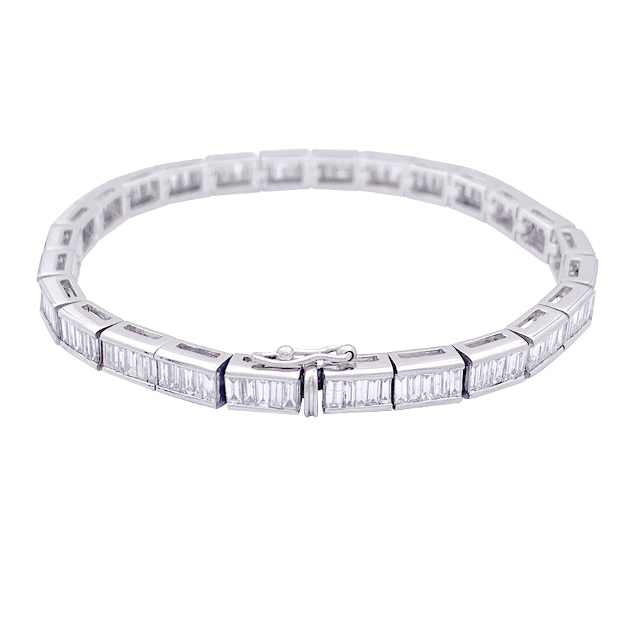 Bracelet ligne, or blanc et diamants taille baguette. 3