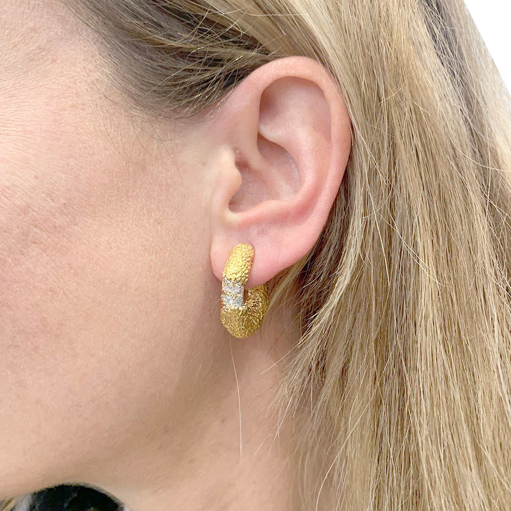 Boucles d'oreilles M.Gérard en or jaune et diamants. 7