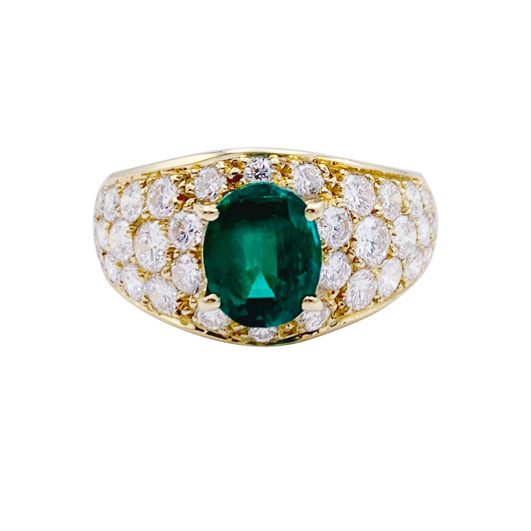 Bague or jaune, émeraude ovale et pavage diamants. 4