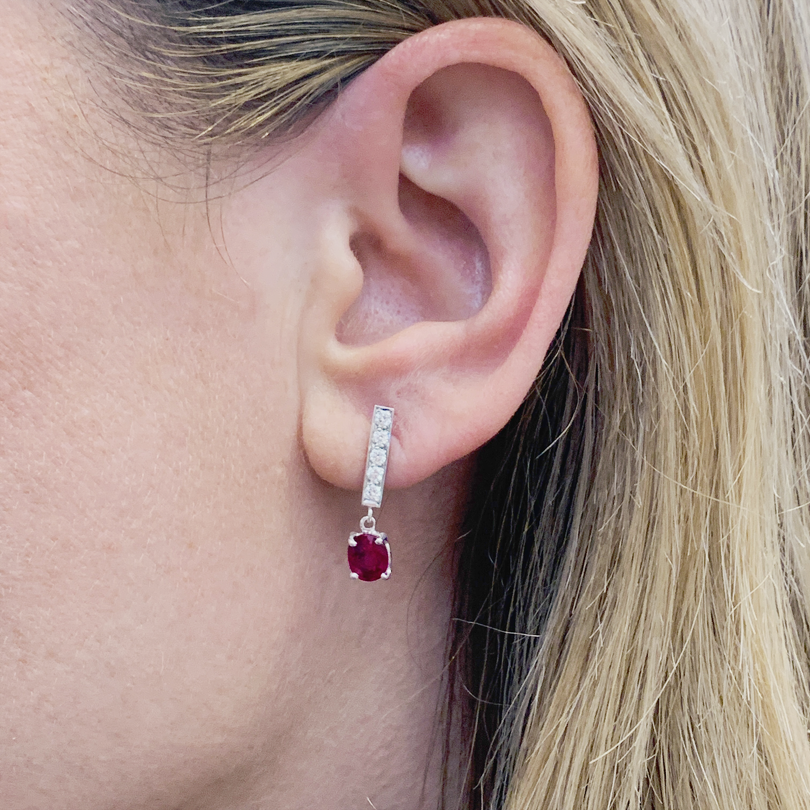 Pendants d'oreilles or blanc, diamants et rubis. 4