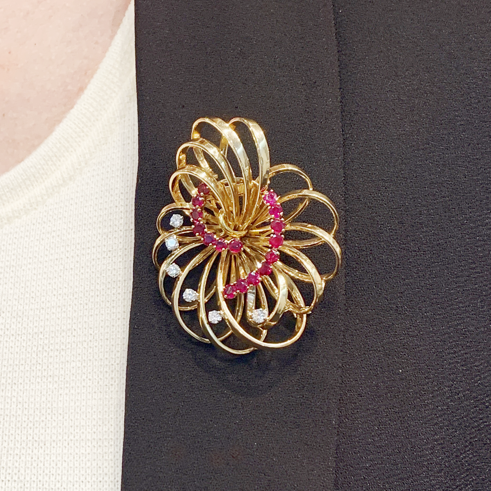 Broche BOUCHERON, or jaune, platine, rubis et diamants. 6