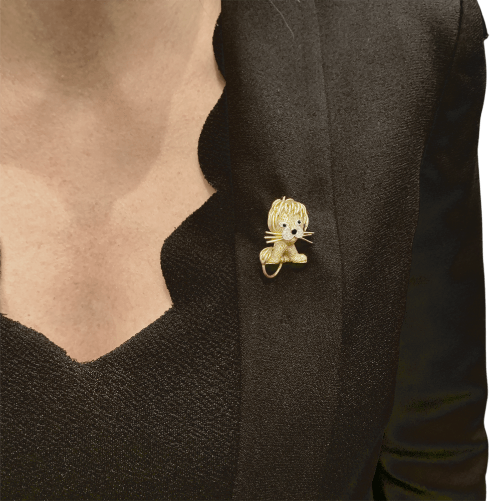 Clip Van Cleef & Arpels, "Lion Ebouriffé", deux ors, diamants, émeraudes, émail. 6