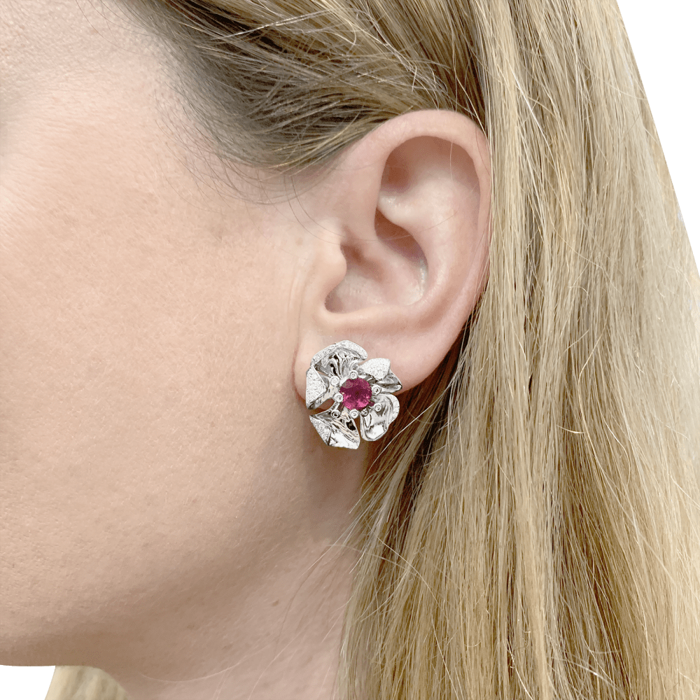 Boucles d'oreilles Mellerio, "Fleurs", or blanc, tourmalines, diamants. 5