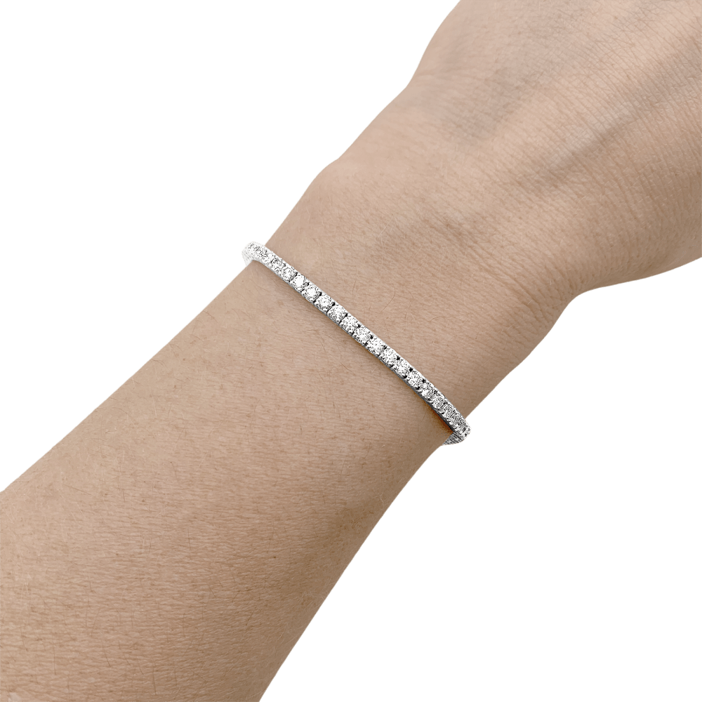 Bracelet ligne, or blanc et diamants. 5