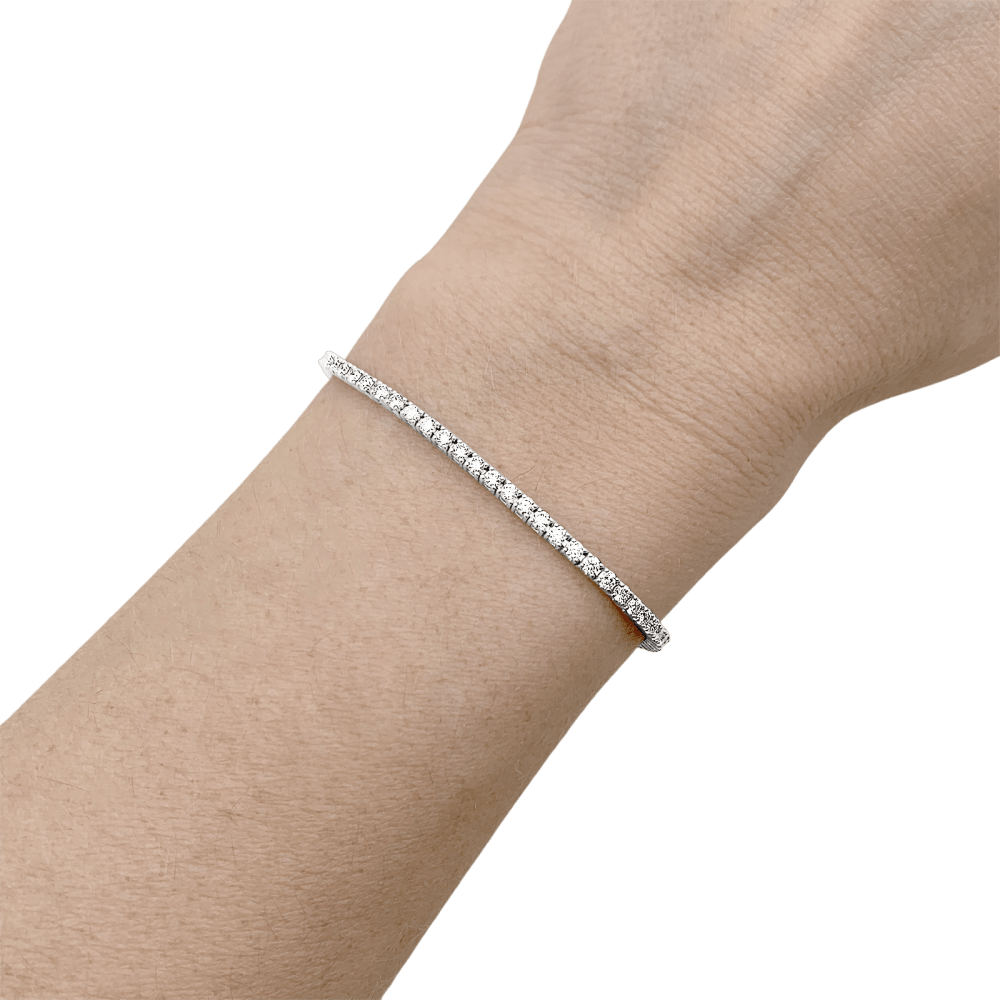 Bracelet ligne, or blanc et diamants. 5