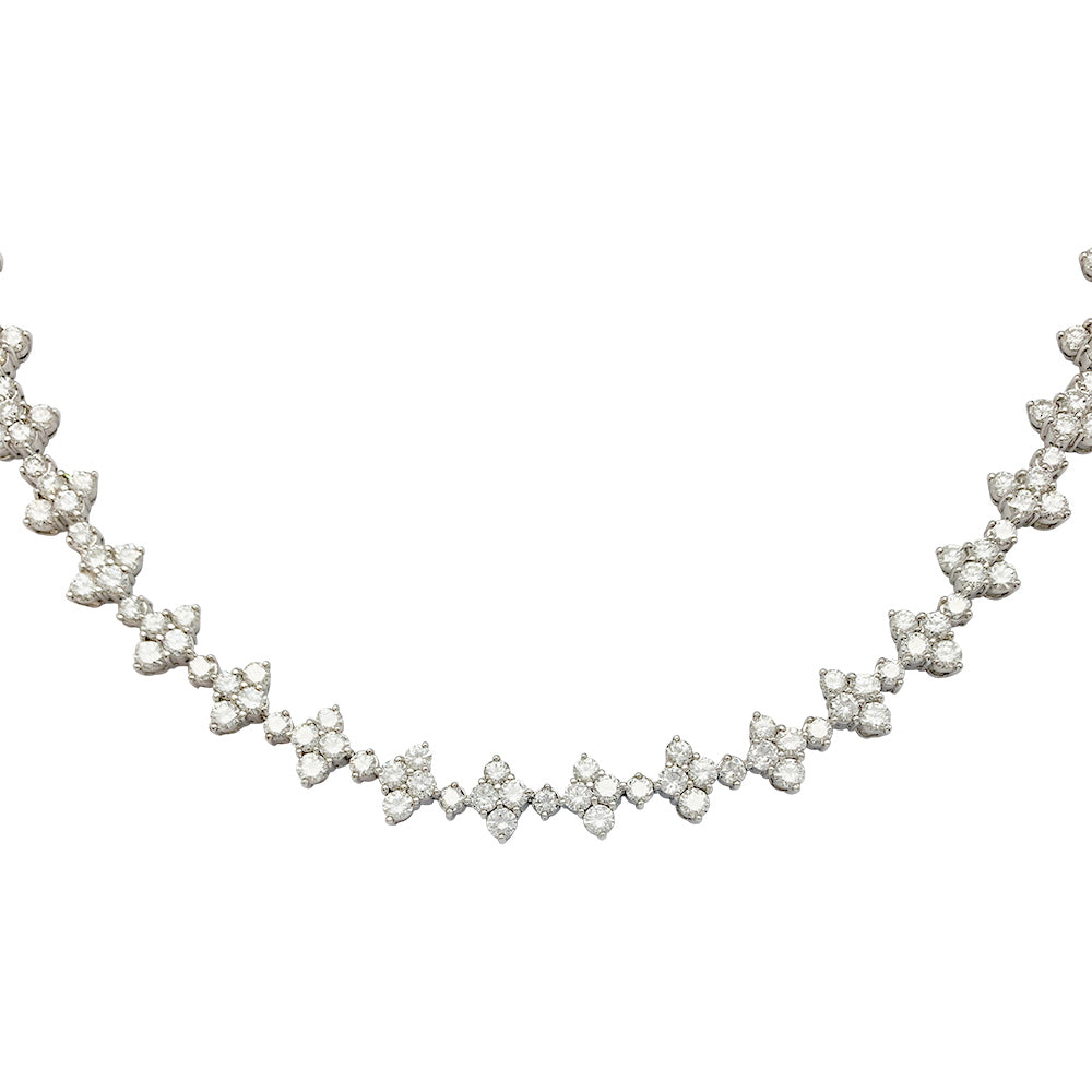 Un collier fleurettes en or blanc 750/000, serti de 190 diamants taille brillant, totalisant environ 19 carats. Poids brut: 48,2 grammes. 5