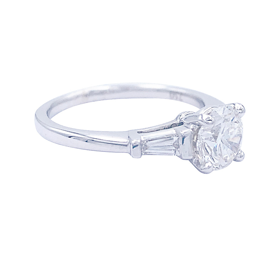 Bague solitaire accompagné de diamants baguette. 4