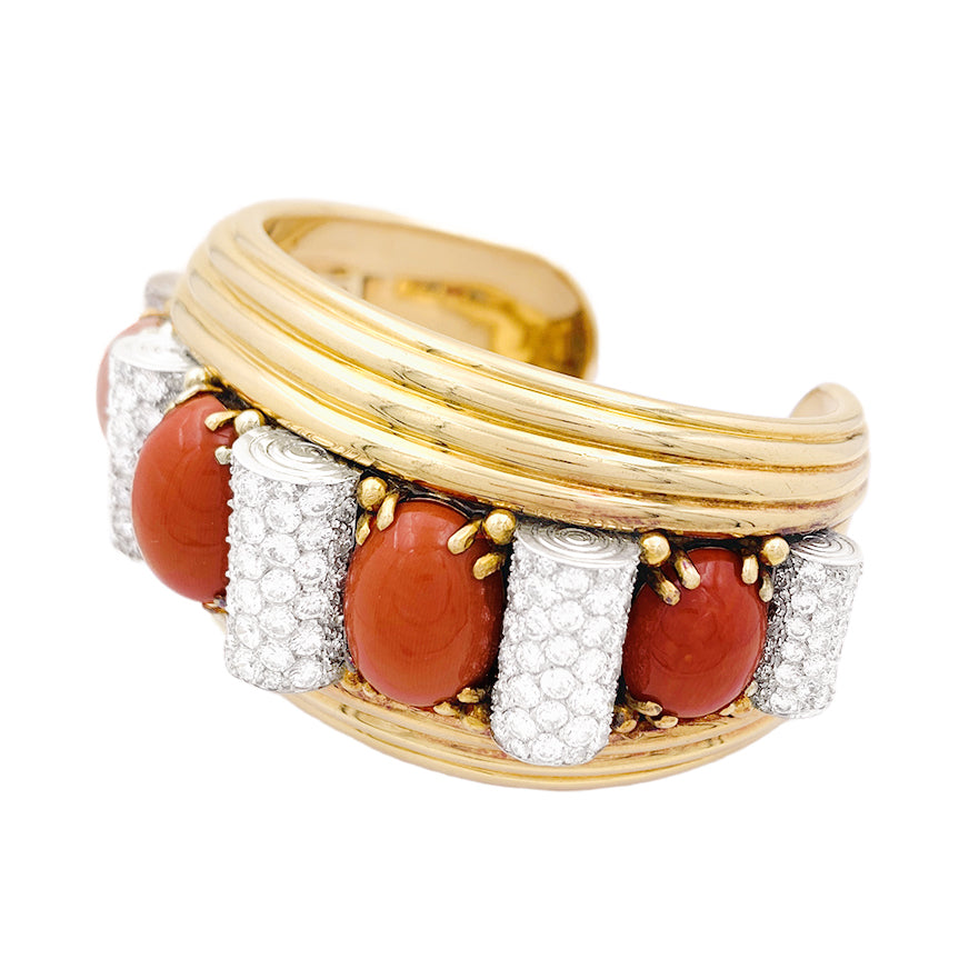 Important jonc attribué à René Boivin, platine, or jaune, corail et diamants. 2