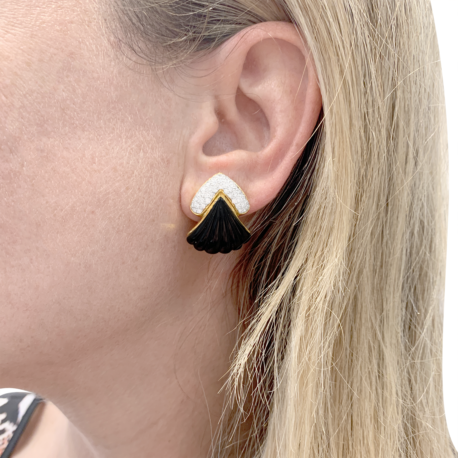Clips d'oreilles vintage, or jaune, onyx, diamants. 7