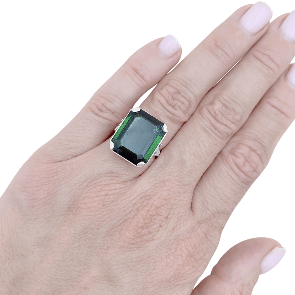 Bague or blanc et platine sertie d'une tourmaline et de diamants. 5