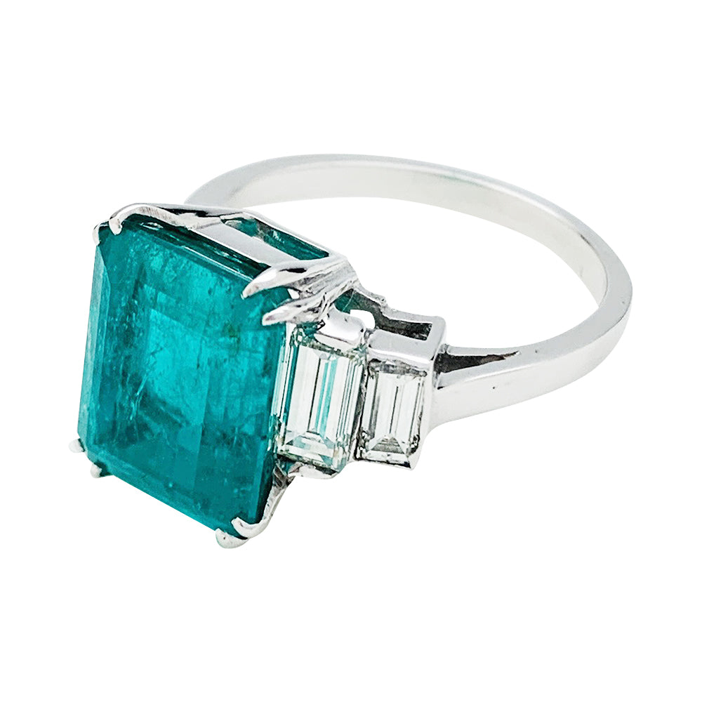 Bague or blanc, émeraude 5.90 cts, diamants. 6